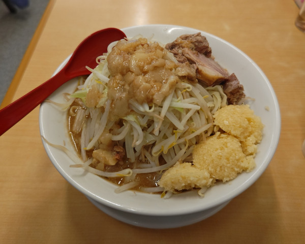 「ラーメン（麺300g、ニンニク大アブラ中ヤサイ中）」@ラーメン ノックアウト 小松川店の写真