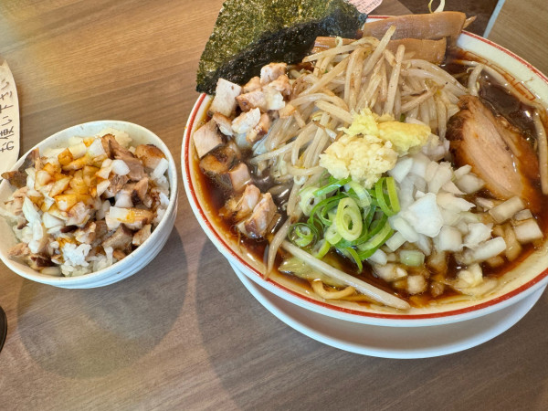 「ラーメン1000円、野菜150円、ライスオブTAKEOKA350」@柏 濃麺や 39名の写真