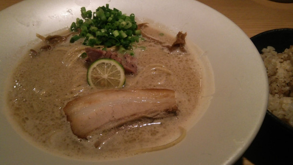 「ラム豚骨ラーメン 950円＋胡椒めし 200円」@自家製麺 MENSHO TOKYOの写真