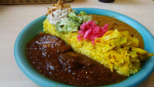 「チキン＆ポークのあいがけ トッピングセット付き 1500円」@こちら春日部市学校どおり前カレー屋の写真
