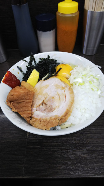 「たまごかけ麺 玉ねぎ」@ラーメン二郎 川越店の写真