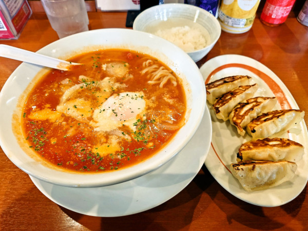 「トマト＆カレーラーメン　ギョーザライスセット」@幸楽苑 足立江北店の写真