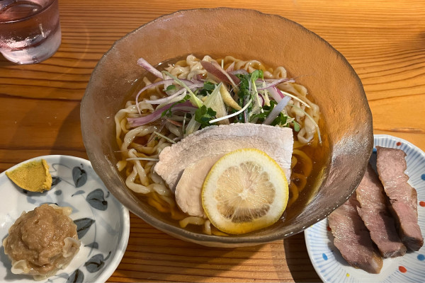 「【限定】冷たい煮干しのらーめん+イベリコ豚肩ロース+おかみのシウ」@らーめん かねかつの写真