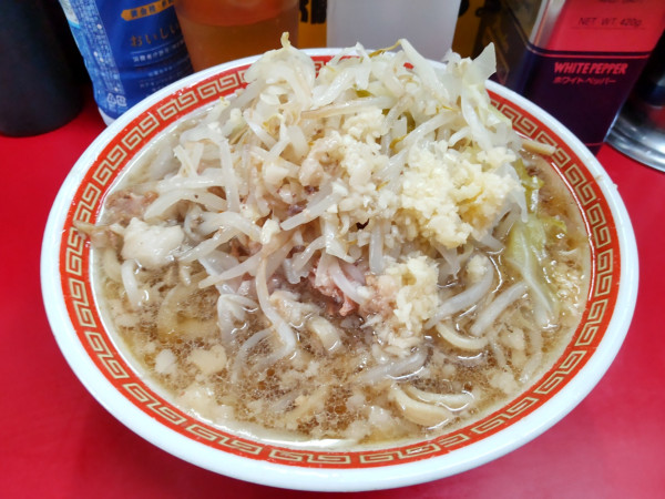 「小豚入り ､ヤサイアブラ､ニンニク少し」@ラーメン二郎 目黒店の写真