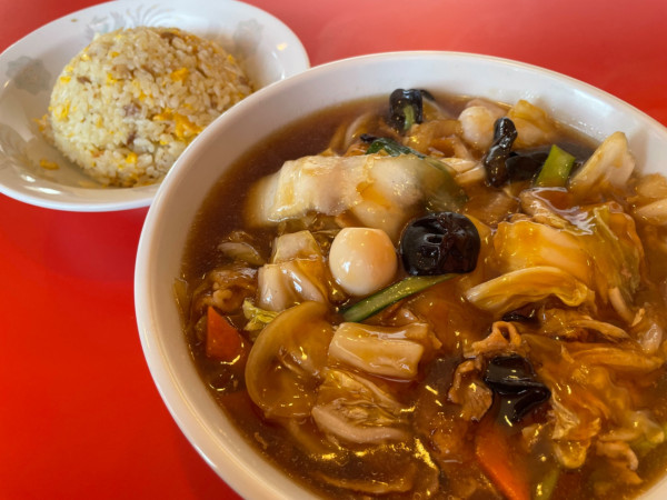 「うまにそば＋半チャーハン（1400円）」@手打らーめん 珍來 紙敷店の写真