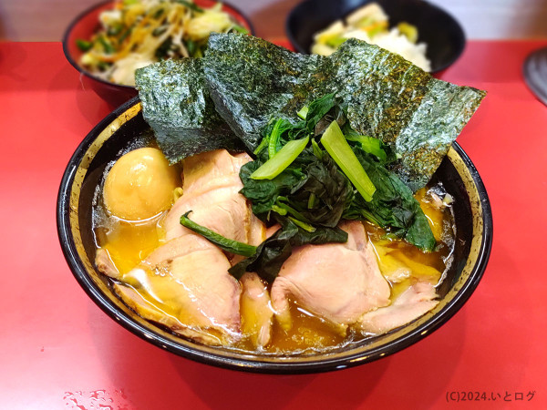 「大盛チャーシューメン（＋味玉＋野菜畑）」@家系総本山 ラーメン吉村家の写真