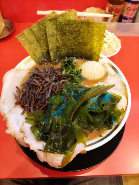 「裏チャーシューメン中+キクラゲ、ワカメ+ライス」@家系ラーメン 裏大輝家 青物横丁店の写真