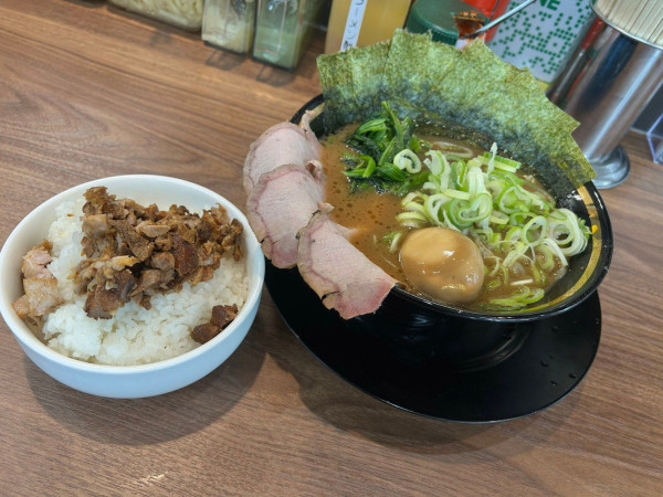 「特製らーめん」@家系ラーメン王道家直伝 との丸家 八千代店の写真