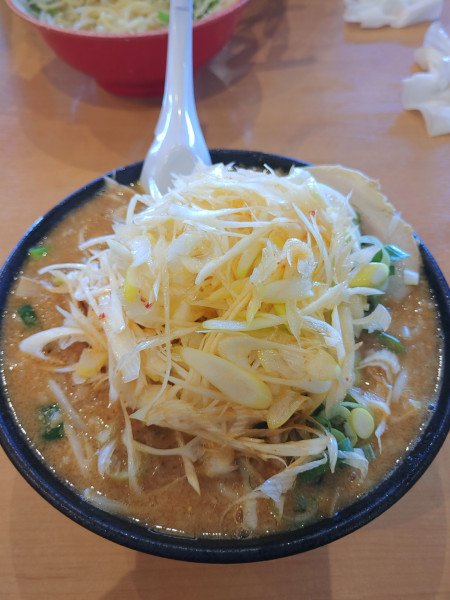 「らーめん 麺硬め 辛ねぎダブル 味薄め 脂少目 ￥1250円」@こってりらーめん なりたけ 幕張店の写真