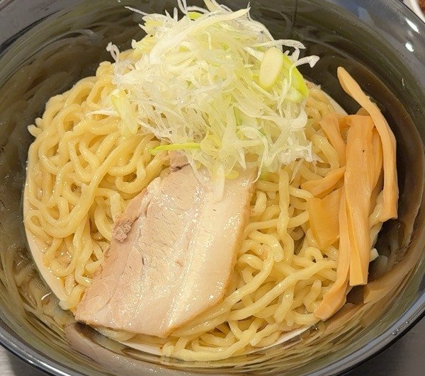 「しょうゆ油そば 790円＋海老辣醬」@油そば春日亭 つくばEX研究学園店の写真