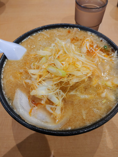 「らーめん 麺硬め 味濃いめ 脂少目 辛ねぎ ￥1050円」@こってりらーめん なりたけ 幕張店の写真