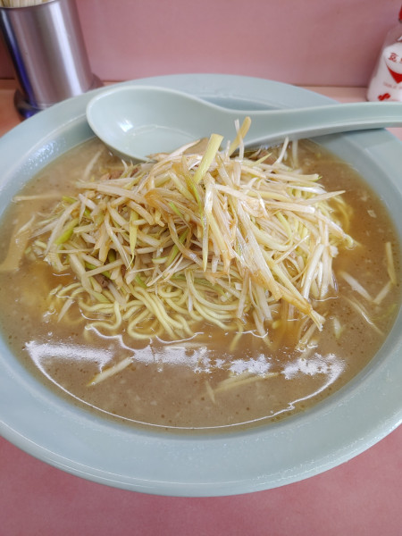 「らーめん 麺硬め 大盛り 味濃いめ ねぎ ￥930円」@ラーメンショップ 宝店の写真