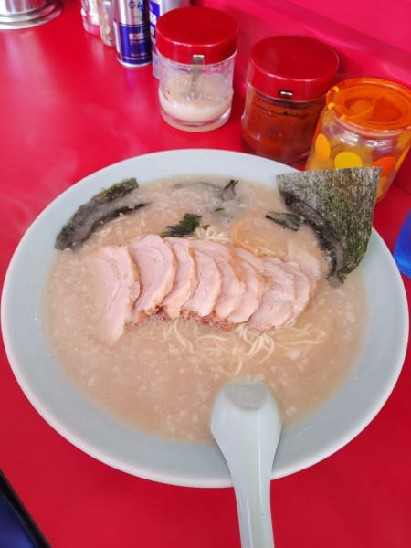 「らーめん 麺硬め 中盛り チャーシュー ￥880円」@ラーメンショップ 境店の写真