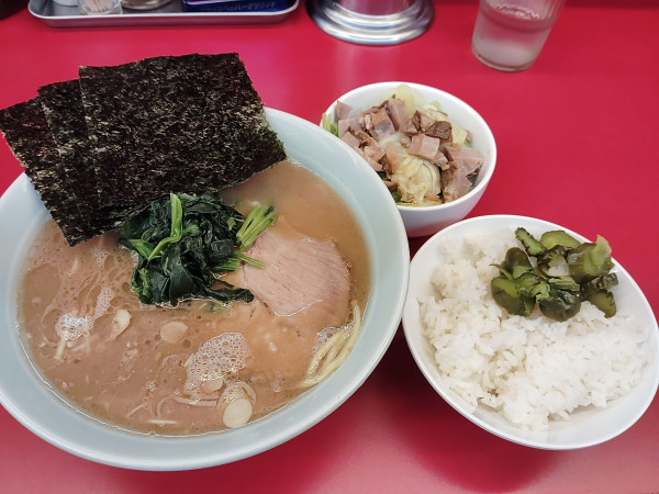 「ラーメン　並　800円　キャベチャー　250円」@横浜ラーメン 武蔵家 東名川崎店の写真