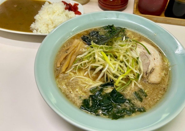 「ネギラーメン 中  半カレー」@ラーメンショップ FUJISAWA 笠幡店の写真