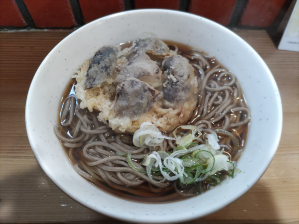 「しい茸天そば」@そば処 二葉 神田駅南口店の写真