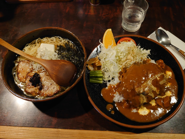 「ハンバーグカレー+冷たいラーメン」@ブルーメンの写真