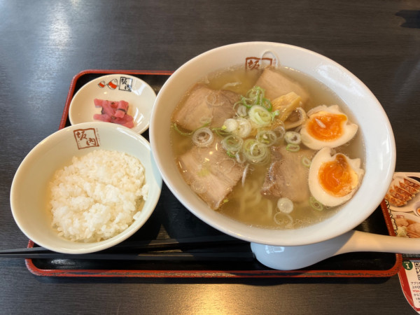 「味玉ラーメン塩(半ライスランチサービス)」@喜多方ラーメン坂内 木更津店の写真