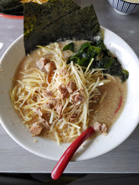 「らーめん 麺硬め 味濃いめ 脂多め ねぎ ￥900円」@ラーメンショップ 122号騎西店の写真