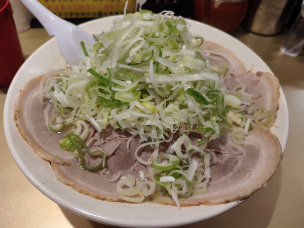 「醤油らーめん+チャーシュー+ネギ」@超ごってり麺 ごっつ 新小岩店の写真