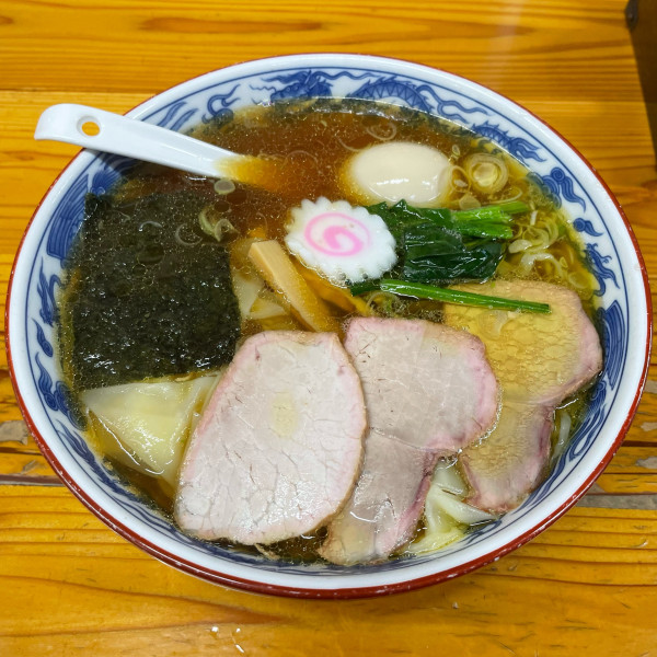 「ワンタン麺+半熟煮玉子 ￥1100+￥130」@とら食堂の写真