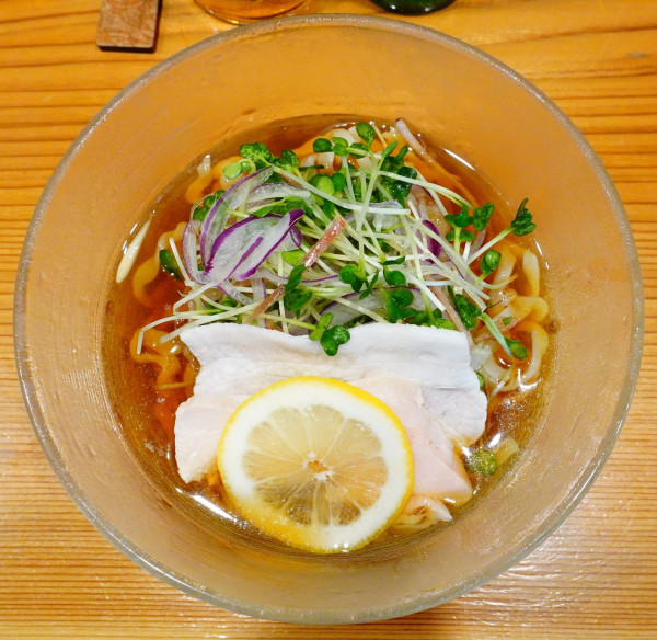 「【季節のらーめん】冷たい煮干しのらーめん＋シウマイ＋ビール」@らーめん かねかつの写真