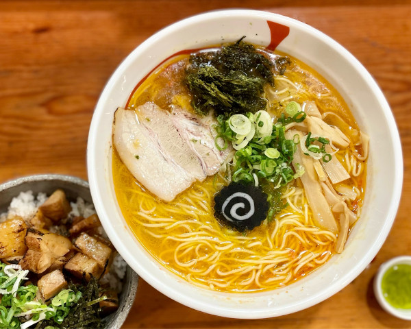 「絶品 えび塩ラーメン(1000円)/麺大盛り(150円)/肉まん」@麺屋とらいわの写真