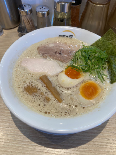「鶏白湯ラーメン（９００円）」@ヒキュウ 御影店の写真