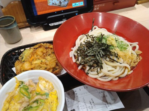 「ぶっかけうどん（かき揚げトッピング）」@得得うどん 伏見竹田店の写真