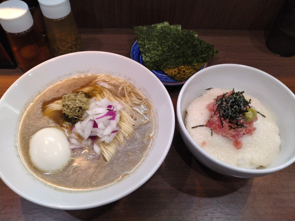 「オリーブいりこの煮干ソバ　かけ（醤油）ほか」@Noodle&Spice curry 今日の1番の写真