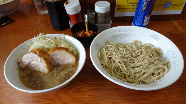 「ラーメン（900円）＋つけ麺＋ブタ1枚＋タマネギキムチ　N」@ラーメン二郎 亀戸店の写真