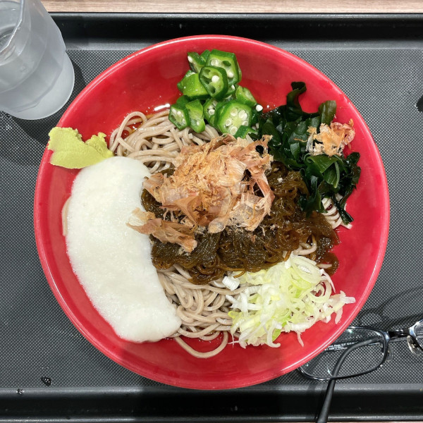 「生もずく冷しオクラとろろそば」@名代 富士そば 立川店の写真