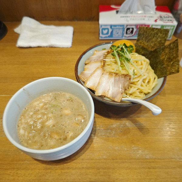 「特製煮干しつけ麺(大盛)+玉ねぎ増し」@鼈の写真