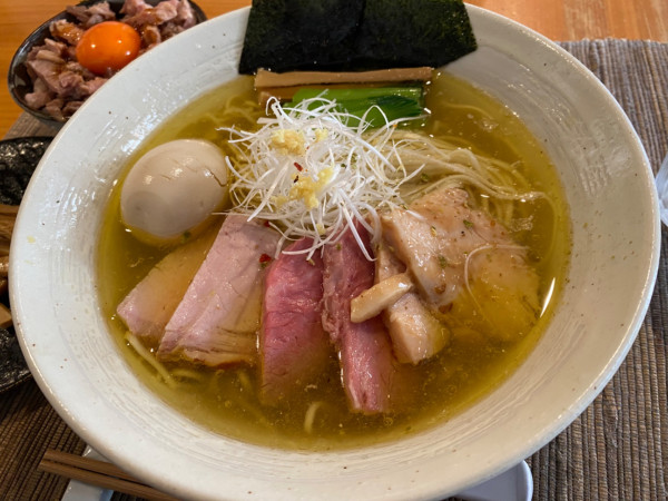 「特製塩らぁ麺＋メンマ＋ユッケ風ごはん」@麺屋 さくら井の写真