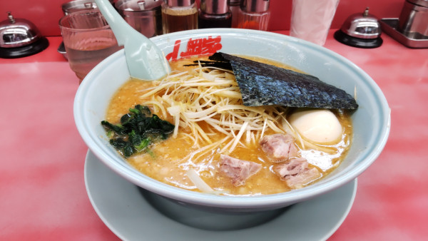 「特製味噌ねぎラーメン（中盛り）＋背脂変更＋味玉」@ラーメン山岡家 高崎西店の写真