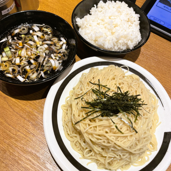 「冷しつけラーメン 600円（麺3玉）+ サービス大ライス」@札幌味噌ラーメンアウラ 川崎銀柳街店の写真