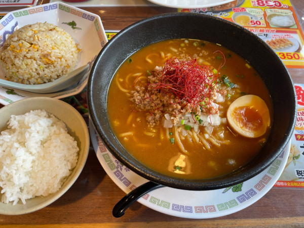 「ピリ辛カレーラーメン・半チャーハン・ライス」@おおぎやラーメン 高崎倉賀野店の写真