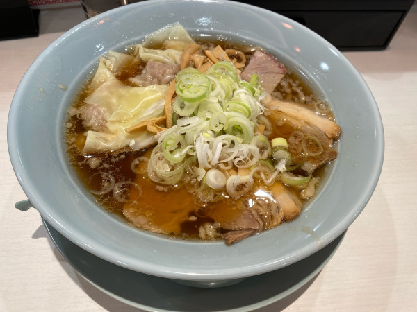 「醤油らーめん880円+ワンタン(3個)180円」@横濱焼豚らーめんりゅうちゃんの写真