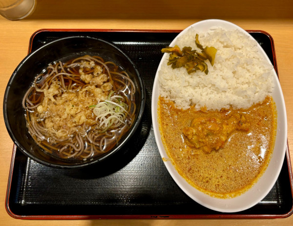 「よもだカレー半たぬきそばセット（800）」@よもだそば 新宿西口店の写真