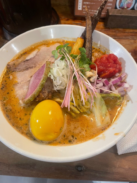 「スパイスラーメン(大盛り)+エスニック味玉」@スパイスラーメン 点と線. 下北沢店の写真