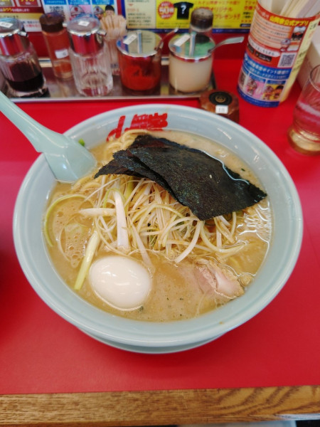 「醤油ラーメン(大盛)(890円)」@ラーメン山岡家 青梅店の写真