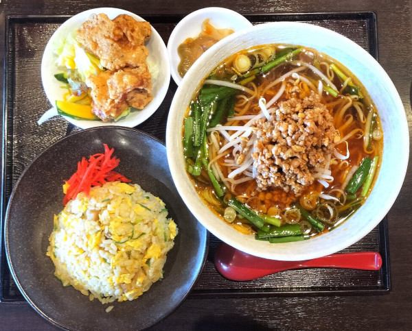 「台湾ラーメン＋ミニチャーハンセット 1280円」@中華ダイニング 秀丸の写真