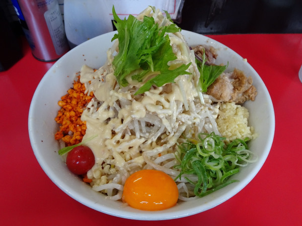 「冷やしまぜそば：普通（1050円）野菜ニンニク辛あげガリマヨ」@用心棒 本号の写真