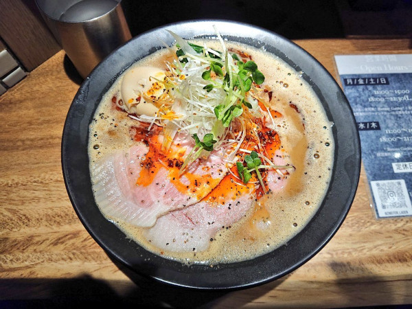 「RAMEN KURO 特製」@Zweiter Lädenの写真