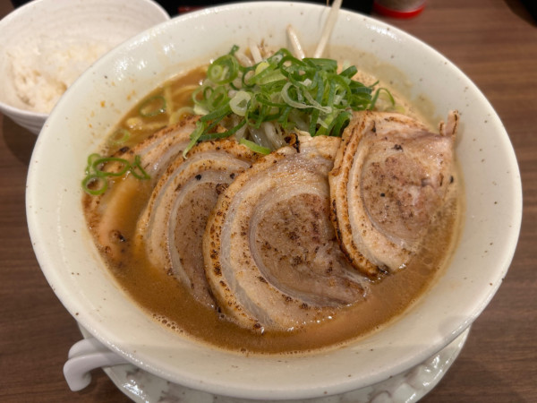 「小田原味噌らぁめん（大盛り  もやし増し）+炙り焼豚3枚」@らぁめん 味鶏の写真