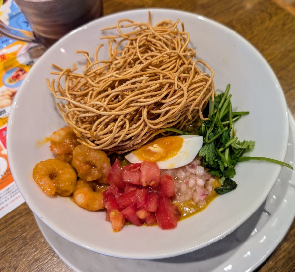 「冷製カオソーイ～タイ風冷やし麺～1048円」@ココス 総和牛谷店の写真