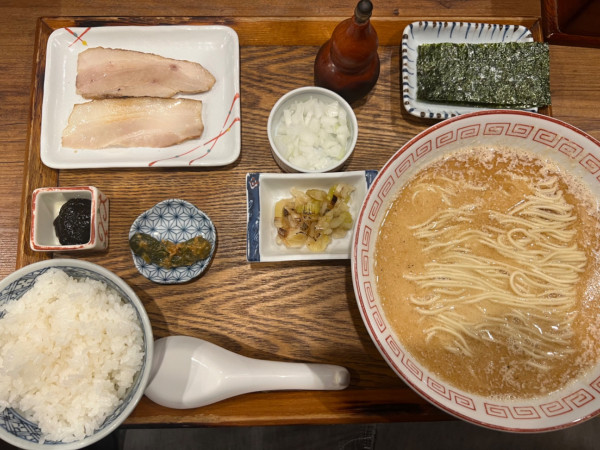 「鮭定食1250円」@炭火焼濃厚中華そば 奥倫道の写真