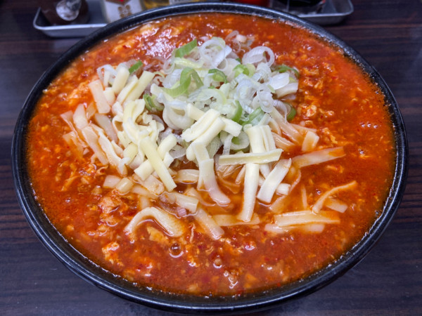 「トマトカレータンタン麺+麺中盛り（無料お試しライス）」@元祖カレータンタン麺 征虎 総本店の写真