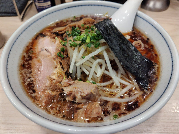 「醤油らーめん　（中盛）：同額」@らーめん はな火屋の写真