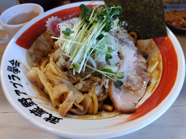 「特濃油そば　大盛：同額　※ニンニク有　＋スープ＆ナムル：㋚」@武蔵野アブラ學会 早稲田別館の写真